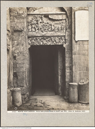 Vorderseite von Alinari [https://www.deutsche-digitale-bibliothek.de/content/lizenzen/rv-ez/] Türsturz mit Szenen aus dem Leben Christi - Gesamtansicht, bh031607_recto. Foto.