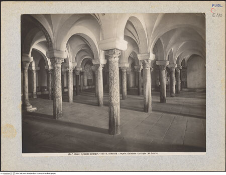 Vorderseite von Alinari [https://www.deutsche-digitale-bibliothek.de/content/lizenzen/rv-ez/] CattedraleKrypta - Innenansicht von Nordosten, bh031636_recto. Foto.