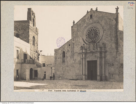 Vorderseite von Archivio Fotografico Musei Vaticani [https://www.deutsche-digitale-bibliothek.de/content/lizenzen/rv-ez/] Cattedrale - Campanile und Fassade, bh031638_recto. Foto.
