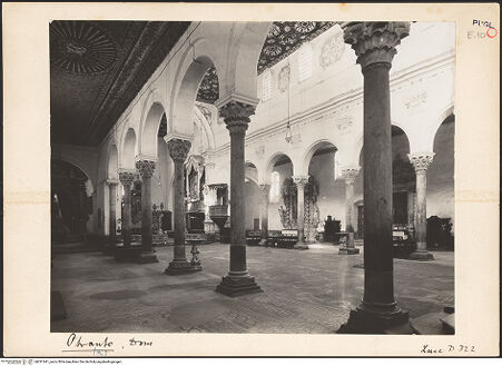 Vorderseite von ICCD [https://www.deutsche-digitale-bibliothek.de/content/lizenzen/rv-ez/] CattedraleNordseitenschiff und Pfeiler der nördlichen Arkade - Blick von Nordwesten, bh031641_recto. Foto.