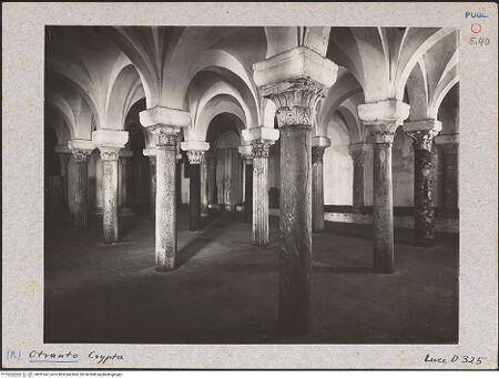 Vorderseite von ICCD [https://www.deutsche-digitale-bibliothek.de/content/lizenzen/rv-ez/] CattedraleKrypta - Innenansicht in Richtung der südlichen Nebenapsis von Nordwesten, bh031647_recto. Foto.
