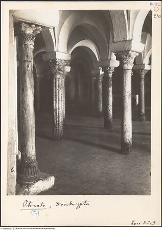 Vorderseite von ICCD [https://www.deutsche-digitale-bibliothek.de/content/lizenzen/rv-ez/] CattedraleKrypta - Innenansicht von Nordosten, bh031649_recto. Foto.