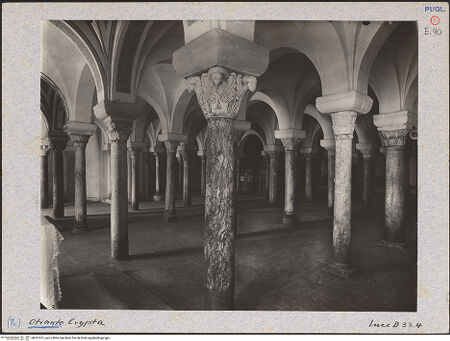 Vorderseite von ICCD [https://www.deutsche-digitale-bibliothek.de/content/lizenzen/rv-ez/] CattedraleKrypta - Innenansicht von Nordwesten, bh031651_recto. Foto.