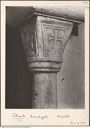 Vorderseite von ICCD [https://www.deutsche-digitale-bibliothek.de/content/lizenzen/rv-ez/] Kapitelle der KryptaKapitell G6 - Gesamtansicht, bh031652_recto. Foto.