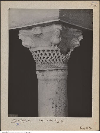 Vorderseite von ICCD [https://www.deutsche-digitale-bibliothek.de/content/lizenzen/rv-ez/] Kapitelle der KryptaKapitell J5 - Gesamtansicht, bh031653_recto. Foto.