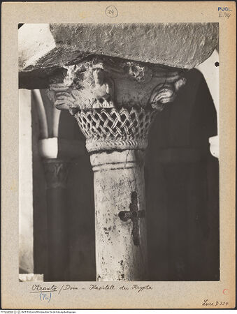 Vorderseite von ICCD [https://www.deutsche-digitale-bibliothek.de/content/lizenzen/rv-ez/] Kapitelle der KryptaKapitell D6 - Gesamtansicht, bh031654_recto. Foto.