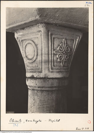 Vorderseite von ICCD [https://www.deutsche-digitale-bibliothek.de/content/lizenzen/rv-ez/] Kapitelle der KryptaKapitell C4 - Gesamtansicht, bh031657_recto. Foto.