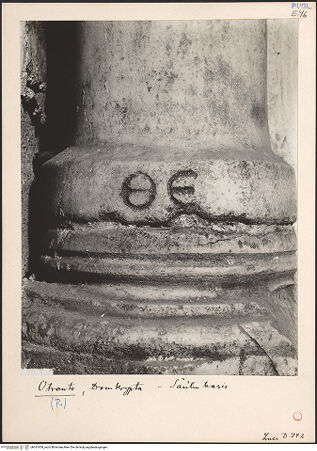 Vorderseite von ICCD [https://www.deutsche-digitale-bibliothek.de/content/lizenzen/rv-ez/] Sockel einer Säule - Gesamtansicht, bh031658_recto. Foto.