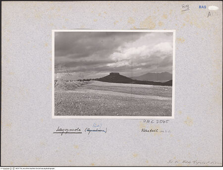 Vorderseite von Bibliotheca Hertziana [https://www.deutsche-digitale-bibliothek.de/content/lizenzen/rv-fz/] Ansicht von Südosten mit Burg und Monte Vulture im Hintergrund, bh031754_recto. Foto: Degenhart-Bauer, Hilde.