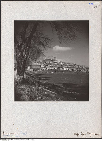 Vorderseite von Heymann, Egon [https://www.deutsche-digitale-bibliothek.de/content/lizenzen/rv-fz/] Castello di LagopesoleAußenwände und Türme - Ansicht von Süden, bh031756_recto. Foto: Heymann, Egon.