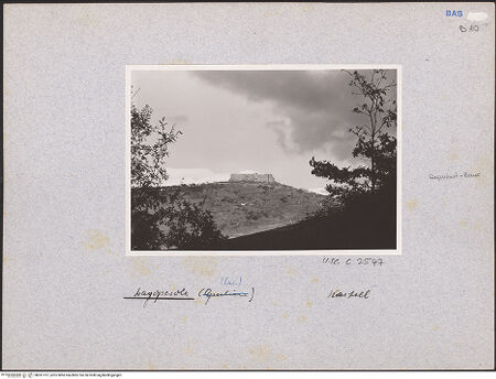 Vorderseite von Bibliotheca Hertziana [https://www.deutsche-digitale-bibliothek.de/content/lizenzen/rv-fz/] Castello di LagopesoleAußenwände und Türme - Ansicht von Westen, bh031757_recto. Foto: Degenhart-Bauer, Hilde.