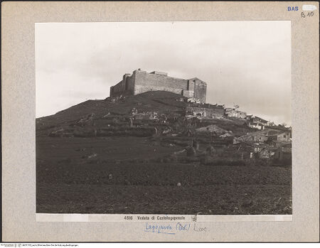 Vorderseite von unbekannt [https://www.deutsche-digitale-bibliothek.de/content/lizenzen/rv-fz/] Castello di LagopesoleAußenwände und Türme - Ansicht von Südwesten, bh031762_recto. Foto.