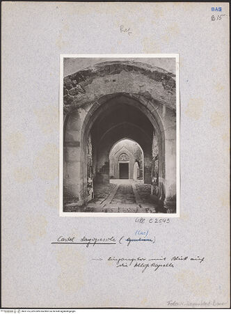 Vorderseite von Bibliotheca Hertziana [https://www.deutsche-digitale-bibliothek.de/content/lizenzen/rv-fz/] Castello di LagopesoleAußenwände und TürmeWestwand - Eingangstor mit Blick auf die Schloßkapelle, bh031763_recto. Foto: Degenhart-Bauer, Hilde.