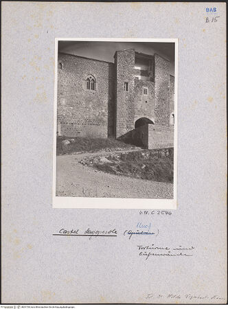 Vorderseite von Bibliotheca Hertziana [https://www.deutsche-digitale-bibliothek.de/content/lizenzen/rv-fz/] Castello di LagopesoleAußenwände und TürmeWestwand - Tortürme und Außenwände, bh031764_recto. Foto: Degenhart-Bauer, Hilde.