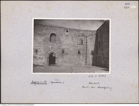 Vorderseite von Bibliotheca Hertziana [https://www.deutsche-digitale-bibliothek.de/content/lizenzen/rv-fz/] Castello di LagopesoleGroßer (nördlicher) Hof - Nordöstliche Ecke, bh031769_recto. Foto: Degenhart-Bauer, Hilde.