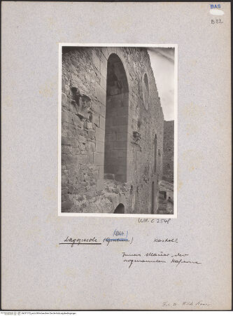 Vorderseite von Bibliotheca Hertziana [https://www.deutsche-digitale-bibliothek.de/content/lizenzen/rv-fz/] Castello di LagopesoleNordflügel - Sog. Kaserne, Nordwand, innere Mauer, bh031775_recto. Foto: Degenhart-Bauer, Hilde.