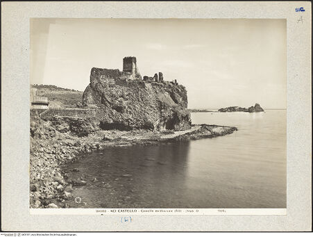 Vorderseite von Alinari [https://www.deutsche-digitale-bibliothek.de/content/lizenzen/rv-ez/] Castello - Ansicht von Südwesten , bh031811_recto. Foto.