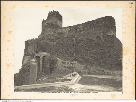 Vorderseite von Alinari [https://www.deutsche-digitale-bibliothek.de/content/lizenzen/rv-ez/] Castello - Ansicht von Nordwesten , bh031812_recto. Foto.