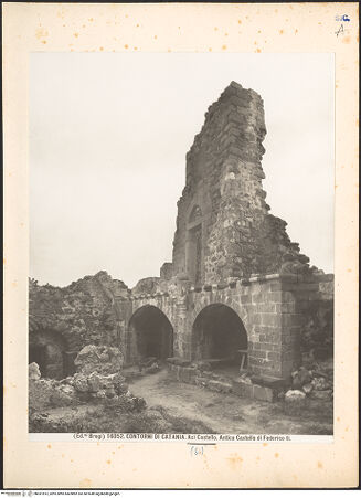 Vorderseite von Alinari [https://www.deutsche-digitale-bibliothek.de/content/lizenzen/rv-ez/] Castello - Reste des Turmes, bh031813_recto. Foto.