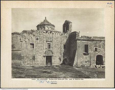 Vorderseite von Alinari [https://www.deutsche-digitale-bibliothek.de/content/lizenzen/rv-ez/] San Leonardo di SipontoAußenbauWestfassade - Ansicht von Nordwesten, bh032027_recto. Foto.