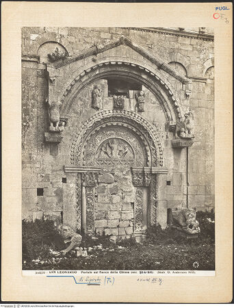 Vorderseite von Alinari [https://www.deutsche-digitale-bibliothek.de/content/lizenzen/rv-ez/] Portal der Nordseite - Gesamtansicht vor der Restaurierung, bh032028_recto. Foto.