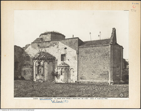 Vorderseite von Alinari [https://www.deutsche-digitale-bibliothek.de/content/lizenzen/rv-ez/] San Leonardo di SipontoAußenbauOstbau und Apsiden - Ansicht von Nordosten (rechts: zerstörte Kapelle), bh032032_recto. Foto.