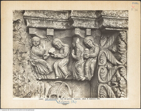 Vorderseite von Alinari [https://www.deutsche-digitale-bibliothek.de/content/lizenzen/rv-ez/] Portal der NordseiteKapitell rechts: die Anbetung durch die Heiligen Drei Könige - Vorderseite vor der Restaurierung: Christus und die Heilige Drei Könige, bh032035_recto. Foto.