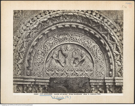 Vorderseite von Alinari [https://www.deutsche-digitale-bibliothek.de/content/lizenzen/rv-ez/] Portal der NordseiteTympanon, Archivolten und Türsturz: Christus in der Mandorla, umgeben von den Symbolen der vier Evangelisten (und Tieren) - Gesamtansicht vor der Restaurierung, bh032036_recto. Foto.