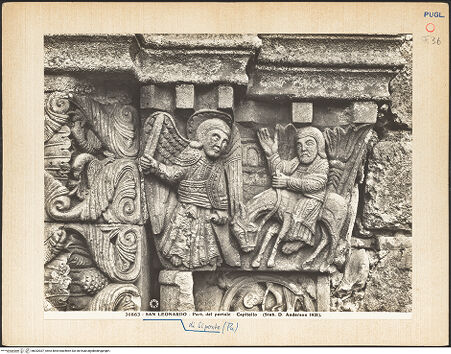 Vorderseite von Alinari [https://www.deutsche-digitale-bibliothek.de/content/lizenzen/rv-ez/] Portal der NordseiteKapitell links: Balaam und der Erzengel Michael - Vorderseite vor der Restaurierung: Balaam und der Engel, bh032037_recto. Foto.