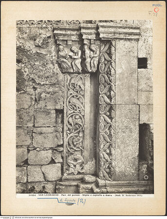 Vorderseite von Alinari [https://www.deutsche-digitale-bibliothek.de/content/lizenzen/rv-ez/] Portal der NordseiteTürpfosten rechts: Tiere und phantastische Lebewesen - Kapitell und Türpfosten rechts vor der Restaurierung, bh032038_recto. Foto.