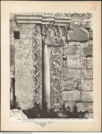 Vorderseite von Alinari [https://www.deutsche-digitale-bibliothek.de/content/lizenzen/rv-ez/] Portal der NordseiteTürpfosten links: Tiere und phantastische Lebewesen - Kapitell und Türpfosten links vor der Restaurierung, bh032040_recto. Foto.