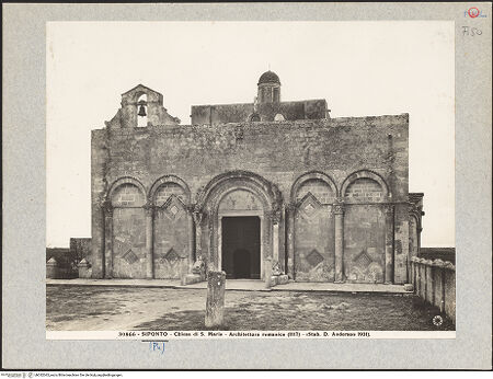 Vorderseite von Alinari [https://www.deutsche-digitale-bibliothek.de/content/lizenzen/rv-ez/] Santa Maria Maggiore di SipontoAußenbauHauptfassade - Gesamtansicht, bh032043_recto. Foto.