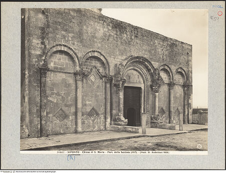 Vorderseite von Alinari [https://www.deutsche-digitale-bibliothek.de/content/lizenzen/rv-ez/] Santa Maria Maggiore di SipontoAußenbauHauptfassade - Seitenansicht, bh032044_recto. Foto.