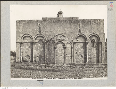 Vorderseite von Alinari [https://www.deutsche-digitale-bibliothek.de/content/lizenzen/rv-ez/] Santa Maria Maggiore di SipontoAußenbauSüdfassade - Gesamtansicht, bh032045_recto. Foto.