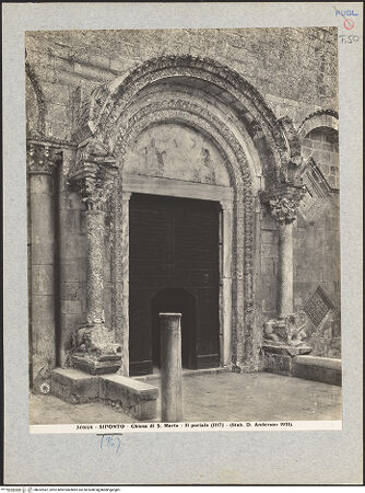 Vorderseite von Alinari [https://www.deutsche-digitale-bibliothek.de/content/lizenzen/rv-ez/] Hauptportal - Seitenansicht von links, bh032047_recto. Foto.