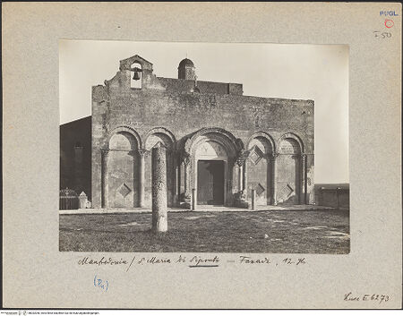 Vorderseite von ICCD [https://www.deutsche-digitale-bibliothek.de/content/lizenzen/rv-ez/] Santa Maria Maggiore di SipontoAußenbauHauptfassade - Gesamtansicht, bh032050_recto. Foto.