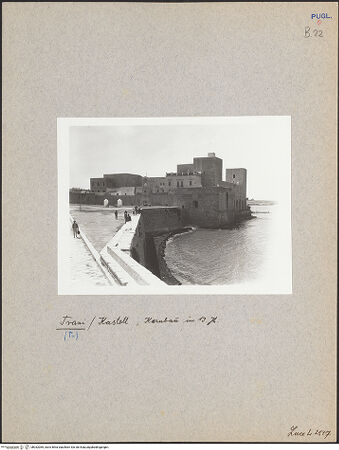 Vorderseite von ICCD [https://www.deutsche-digitale-bibliothek.de/content/lizenzen/rv-ez/] Castello - Hauptfassade von Nordosten, bh032069_recto. Foto.