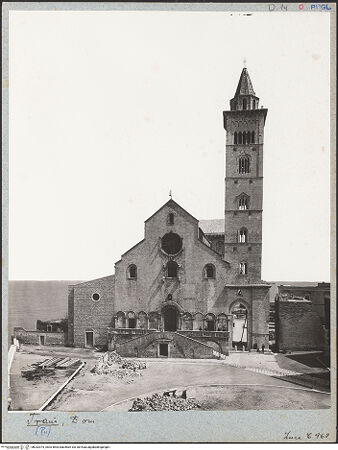 Vorderseite von ICCD [https://www.deutsche-digitale-bibliothek.de/content/lizenzen/rv-ez/] CattedraleWestfassade - Fassade und Campanile von Westen, bh032074_recto. Foto.