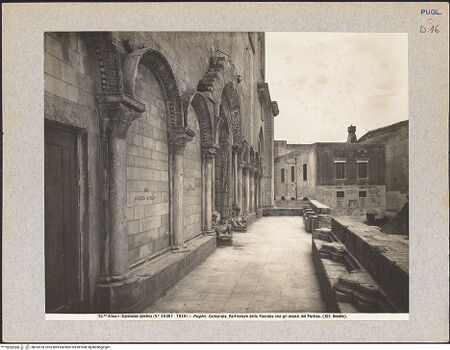 Vorderseite von Alinari [https://www.deutsche-digitale-bibliothek.de/content/lizenzen/rv-ez/] CattedraleWestfassadeAtrium und Portalzone der Oberkirche - Vorhallengliederung von Nordwesten, bh032078_recto. Foto.