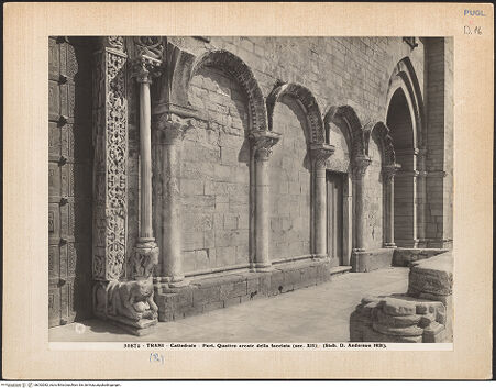 Vorderseite von Alinari [https://www.deutsche-digitale-bibliothek.de/content/lizenzen/rv-ez/] CattedraleWestfassadeAtrium und Portalzone der Oberkirche - Vorhallengliederung von Nordwesten, bh032082_recto. Foto.