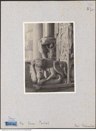 Vorderseite von Bibliotheca Hertziana [https://www.deutsche-digitale-bibliothek.de/content/lizenzen/rv-fz/] HauptportalLöwen als Tragfiguren und Atlanten - Löwe und Atlanten links, bh032087_recto. Foto: Thümmler, Hans.