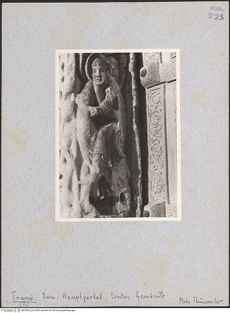 Vorderseite von Thümmler, Hans [https://www.deutsche-digitale-bibliothek.de/content/lizenzen/rv-fz/] HauptportalTürpfosten: Szenen aus dem alten Testament und Propheten - Linker Türpfosten, Jakob ringt mit dem Engel, bh032095_recto. Foto: Thümmler, Hans.