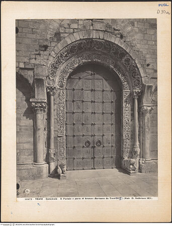 Vorderseite von Alinari [https://www.deutsche-digitale-bibliothek.de/content/lizenzen/rv-ez/] Bronzetür - Gesamtansicht mit Portal, bh032096_recto. Foto.