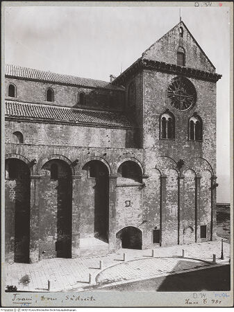 Vorderseite von ICCD [https://www.deutsche-digitale-bibliothek.de/content/lizenzen/rv-ez/] CattedraleSüdfassade - Teilansicht der Südflanke und Südquerhausarm, bh032110_recto. Foto.