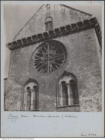 Vorderseite von ICCD [https://www.deutsche-digitale-bibliothek.de/content/lizenzen/rv-ez/] CattedraleSüdfassadeSüdquerhausarm - Teilansicht (Oberes Teil), bh032115_recto. Foto.