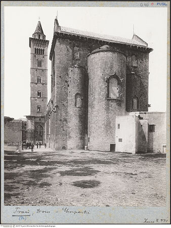 Vorderseite von ICCD [https://www.deutsche-digitale-bibliothek.de/content/lizenzen/rv-ez/] CattedraleApsiden - Ansicht von Südosten, bh032116_recto. Foto.