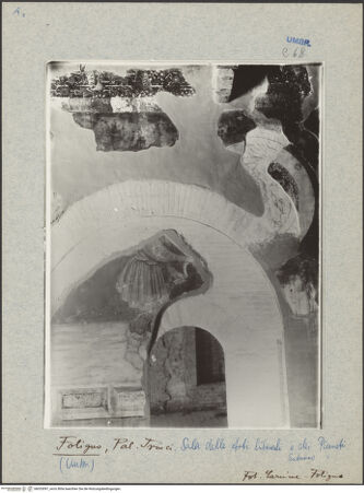 Vorderseite von Carmine (Foligno) [https://www.deutsche-digitale-bibliothek.de/content/lizenzen/rv-ez/] Die sieben Freien Künste und die sieben PlanetenPersonifikationen der sieben Planeten und Medaillons mit den sieben Lebensaltern des Menschen und den sieben kanonischen Stunden des TagesSaturn (teilzerstört), Vesper und reifes Alter (Consistentia) - Gesamtansicht, bh033097_recto. Foto.