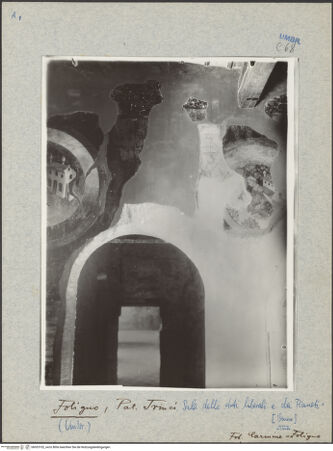 Vorderseite von Carmine (Foligno) [https://www.deutsche-digitale-bibliothek.de/content/lizenzen/rv-ez/] Die sieben Freien Künste und die sieben PlanetenPersonifikationen der sieben Planeten und Medaillons mit den sieben Lebensaltern des Menschen und den sieben kanonischen Stunden des TagesVenus (zerstört), 9. Stunde und junger Mensch (Giovinezza) - Gesamtansicht, bh033102_recto. Foto.