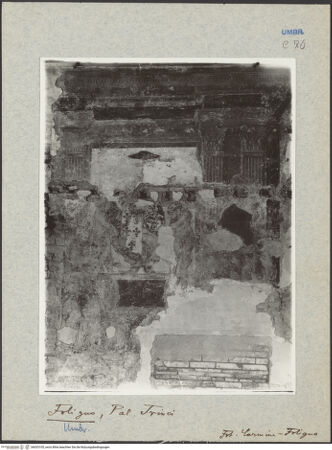 Vorderseite von Carmine (Foligno) [https://www.deutsche-digitale-bibliothek.de/content/lizenzen/rv-ez/] Kardinalswappen des Tiberio Crispo, umgeben von vier weiblichen Allegorien - Zustand vor der Restaurierung, bh033105_recto. Foto.