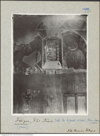 Vorderseite von Carmine (Foligno) [https://www.deutsche-digitale-bibliothek.de/content/lizenzen/rv-ez/] Persönlichkeiten der römischen AntikeSüdwand: Cato Uticensis, Marius, Decius, Tiberius Claudius Nero und Fabius Maximius - Cato Uticensis und Marius, bh033119_recto. Foto.